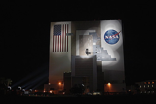 Vehicle Assembly Building in 2004, after Hurricane-force winds ripped off a significant chunk of outer paneling. Image: Wikimedia.